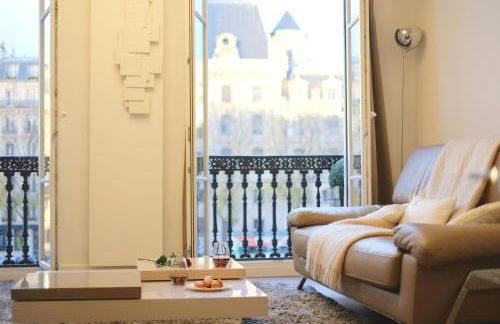 Two Bedroom Luxury Apartment - Balcony with View of Notre Dame - Foto 9