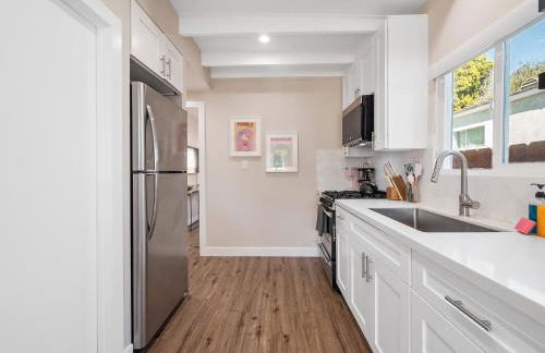 Classic Beach Bungalow - Parking, Private Patio & Pet Friendly! - Foto 15