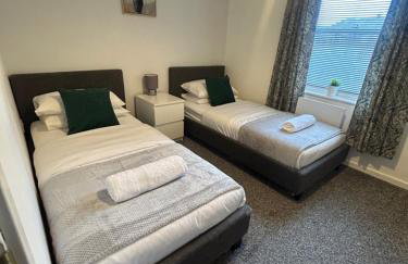 Central 3 bedroom Apartment & Free Parking- Ideal 4 long stays - Foto 17