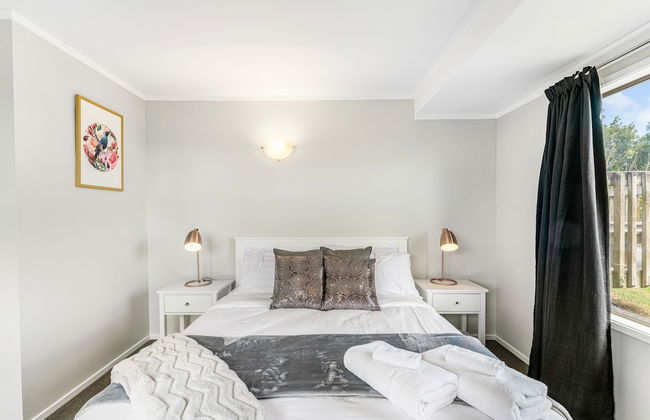 A Home away from Home - Netflix -Parking - Foto 5