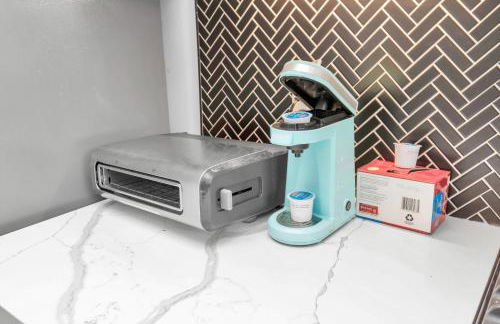 Tranquil Downtown Escape with Backyard - Photo 54