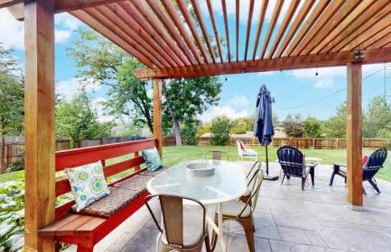 Charming four bedroom home with large yard and plenty of room for family - Foto 1