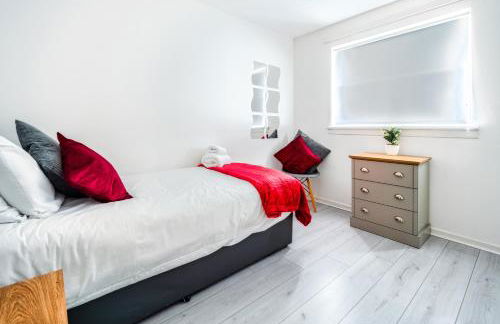 Balloch House -Spacious 3 bed house with on street parking - Photo 2