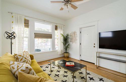 The Art Deco Lounge - 95 WalkScore - Live Music - Photo 3