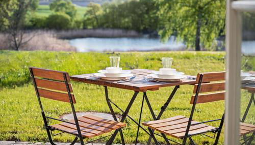 GUT KLETKAMP "Mühlenhof 3" - Ruhige Ferienwohnung mit 2 Schlafzimmern I Terrasse mit See- & Naturblick I Gemeinschaftsgarten I 15 Min zur Ostsee I Küche I Parkplatz I Waschmaschine I WLAN - Foto 2, Garden, Garden view