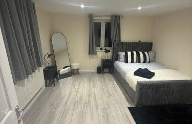 New 2-bed 2-bath detached flat with garden - Photo 18