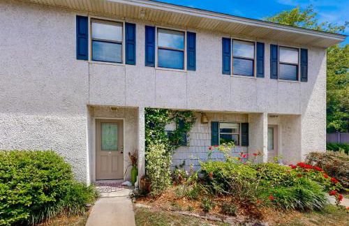 Inviting condo with an outdoor pool, washer/dryer, & AC - near the beach - Foto 3