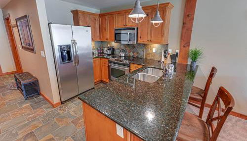 Large Studio Condo with Full Kitchen, Ski, Bike, Beautiful Balcony Views Hottub Fireplace - Foto 3