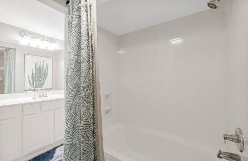 Fun cozy beach retreat! Steps to beach, heated pool & pickleball - Foto 12