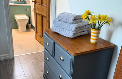 Little Trevio - seaside haven with parking and sea views - Photo 10