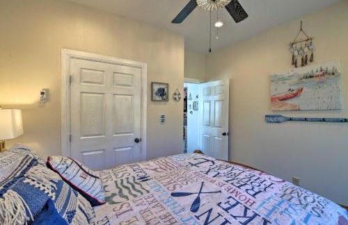 Steps to Lake! Charming Cabin Pool Access and Decks - Foto 16