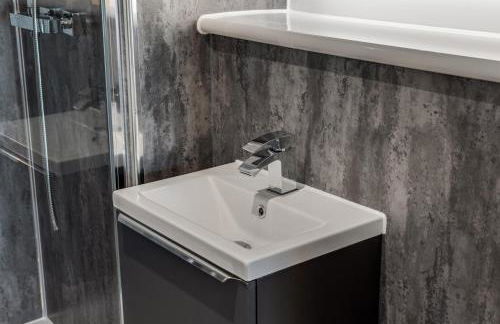 Luxury City Escape - Brand New Stylish 2 Bedroom Apartment with Parking - Foto 33