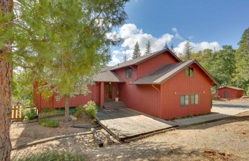 Pet-Friendly Escape w/ Game Room & Fire Pit! - Foto 1