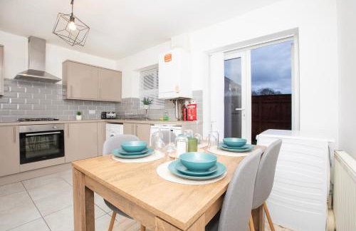 Spacious 4BR Home in Manchester with Parking & Wi-Fi - Foto 18