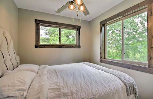 Lakefront Retreat with Dock and Game Room and Deck - Foto 22