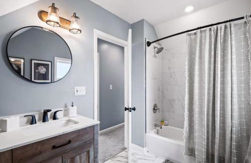 Hot Tub N64 Mins to Downtown Sleeps 8 - Foto 51