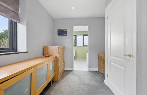 Month Stays, Free parking Luxury 4 Bed - Photo 43