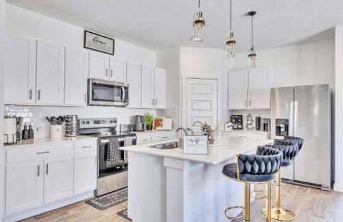 Stylish 4BR Family Home with Game Room and Backyard - Foto 28