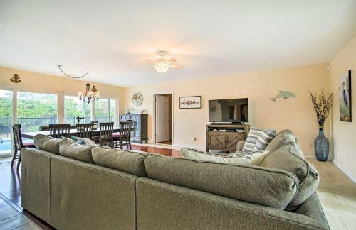 Riviera Beach Vacation Home with Pool Walk to Beach - Foto 12