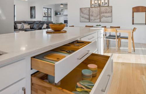 4BR Home with 4 Private Bathrooms 20 Min from Airport - Foto 15