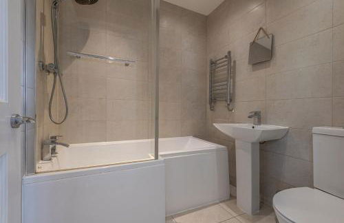 Contractors Business Families Relocation Accommodation enjoy Fast WiFi Large Screen Smart TV and SKY Sports in this Spotless Ground Floor apartment - Foto 19