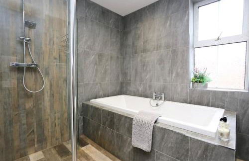 The Hot Tub Townhouse by Holiday Heim - Photo 31