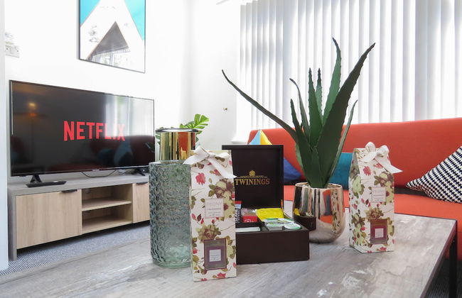 Tudors eSuites 4 Bedroom House with Garden & 9 Beds - Foto 24