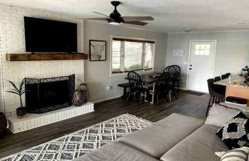 Inmerse in the Serenity of this Lakefront Cottage in Cadiz, Kentucky - Foto 13