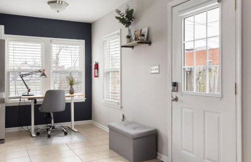 Capitol House - 3 Bed 1 Full and 1 Half Bath, Pet Friendly with Hot Tub walk to Lucas Oil Stadium - Foto 30