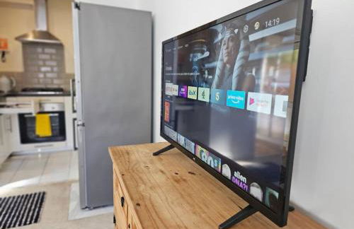 StayZen Apartments - Free Parking & Private Garden Ground Floor Central Woking - Business & Leisure - Photo 6