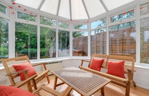 Luxury 5 BDR 2 BA House with Parking in Sandhurst By 360Stays - Photo 80