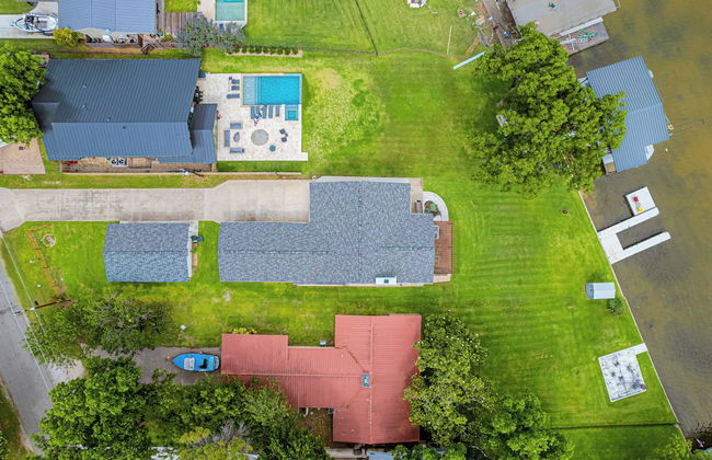 Waterfront 5 BR w/ Hot Tub Sleeps 13! - Foto 52