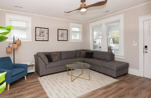 Downtown 3BR Gem - Hot Tub - Covered Parking - Fenced Yard - Foto 8