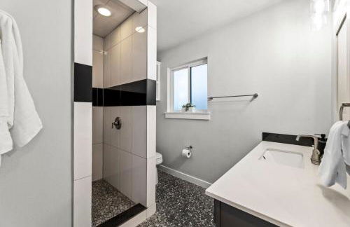 Mid-century home in Zilker with a backyard - Foto 26