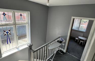 Giga Residential 4 Bedrooms, 8 guests , Near City Centre, Arcade Machine, Sky TV, Netflix, Free Wifi, Free Parking - Foto 27