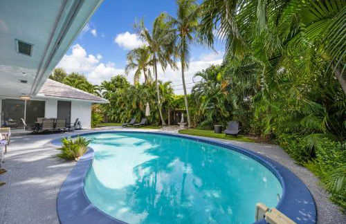 Tropical Villa Retreat with Private Pool & Peaceful Backyard - Stylish Escape in a Tranquil Residential Area - Foto 48