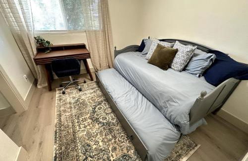 Freshly Renovated Family Home with Game Room, AC, King Bed, Luxury Bathroom - Foto 17