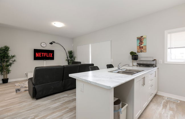 Luxury Entire house mins Niagara falls & Brock uni - Photo 1