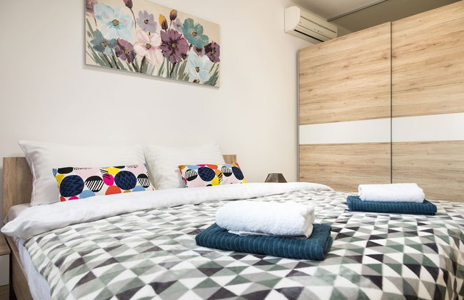 2 Bedroom Apt. in the Business Zone- Free Parking - Photo 2