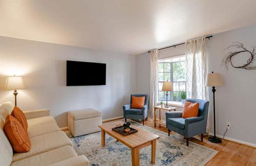 Private Pool & Yard Mins to Dining & University - Foto 35