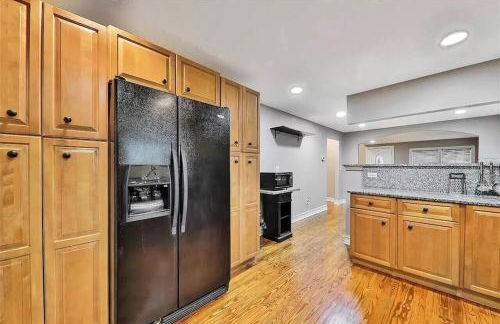 Spacious renovated 4br downtown home w firepit sleeps 8+ - Photo 11