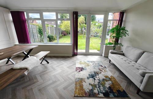 Spacious Solihull Home 5 Beds 2 Sofa beds - Max 10 - NEC BHX Spacious 4 Bedroom Home - NR JLR, Birmingham Airport, HS2 Sites, Resorts World, A45, M42 Mell Square - Regular Work Stays Available - By Samina, ARZ Stays - Photo 2