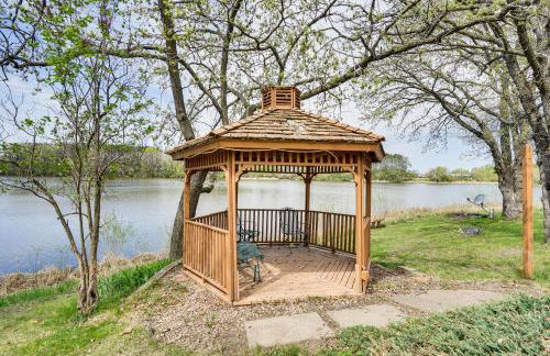 Love Lake Retreat with Hot Tub in New Richmond! - Foto 34