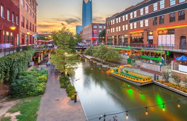 Cozy Downtown Escape With Full Kitchen 32A - Photo 9