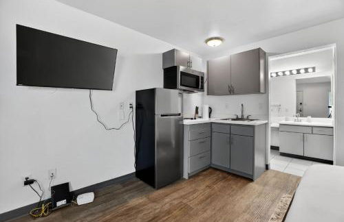 Chic furnished studio with inviting modern decor - Photo 7