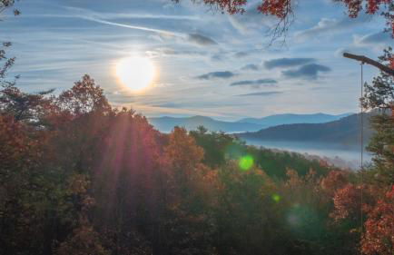 Red Apple Mountaintop cabin hot tub, WiFi, Pet friendly, Fireplace, pit, BEST VIEWS - Foto 17