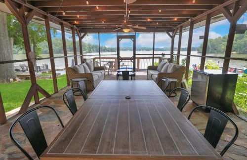 Lakefront Lodge with King Beds and Game Lounge - Foto 10