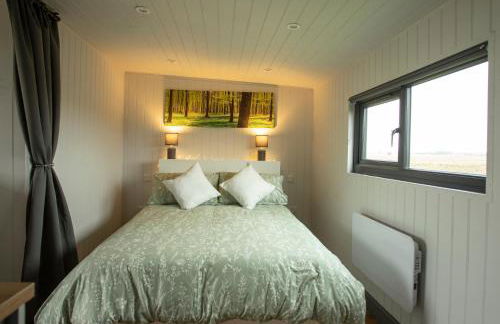 Holly Lodge - Quirky Shepherd's Hut With Hot Tub - Bespoke Made From A Salvaged Railway Carriage - Foto 8