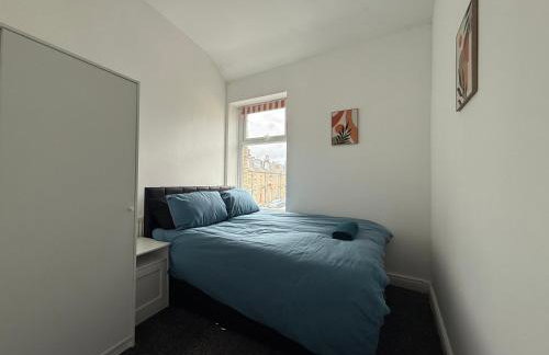 Central 3BR Home - Huddersfield Serviced Accomodation - Walk to Station & Town - Business Travellers - Families - Students - Photo 32