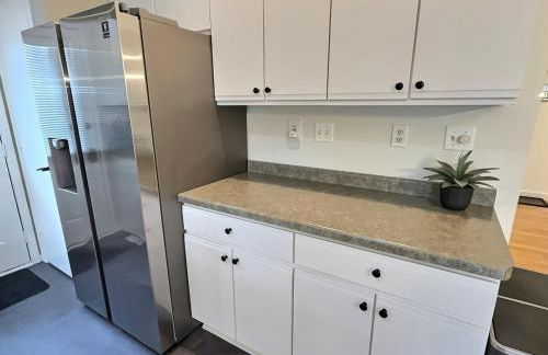 The Sawyer Hideaway - 3BR 2B with Hot Tub & Fire Pit - 5 mins to beach - Photo 14